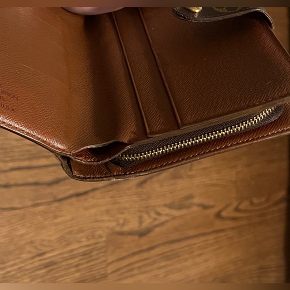 EUC • Louis Vuitton • Porte Papier Zippe Bifold Wallet - Picture 4 of 11